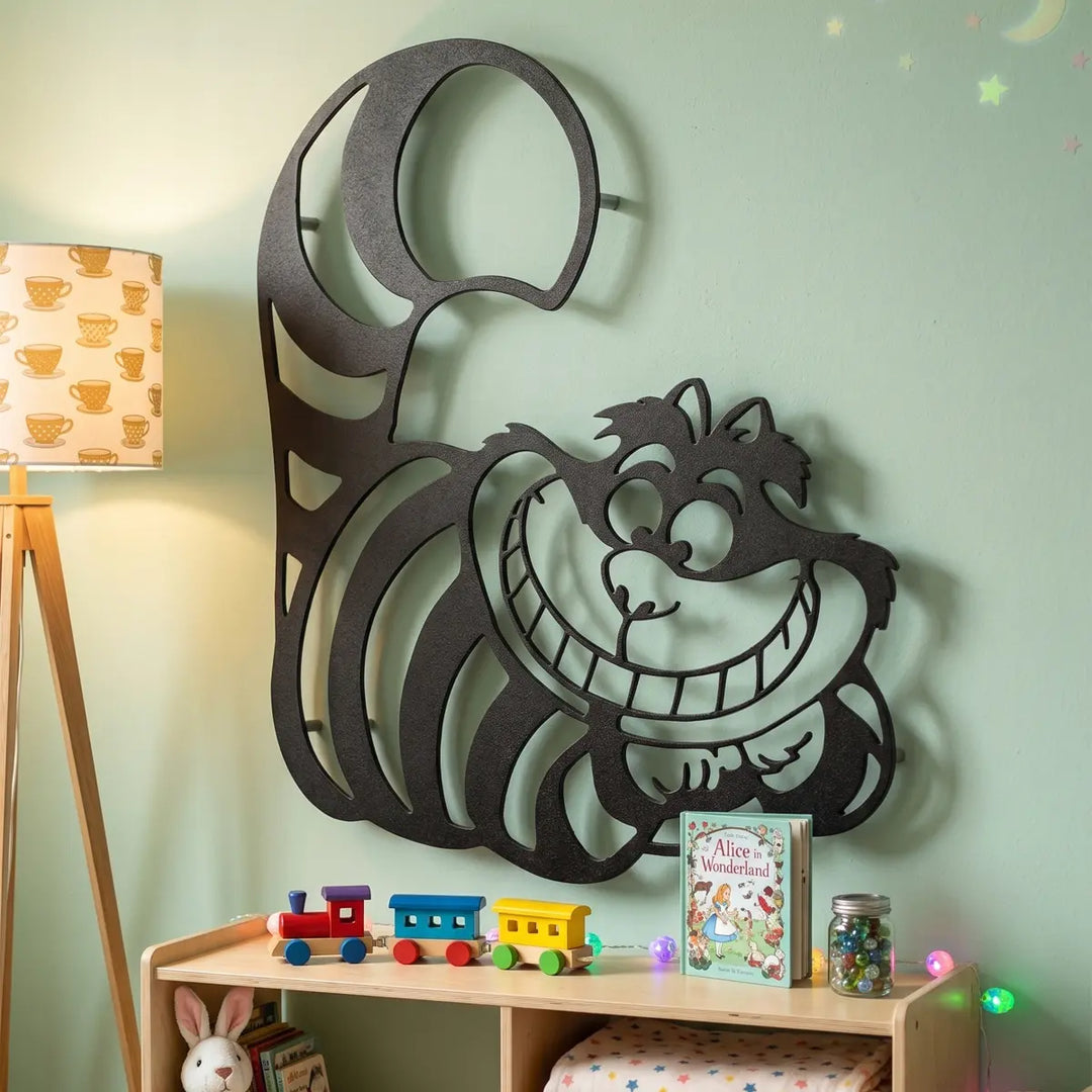 Decoratieve metalen kat smile muurkunst voor de voorleeshoek or speelhoek. Breng de wonderlijke wereld van Alice in Wonderland tot leven in de kinderkamer.