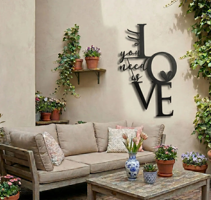 Weerbestendige metalen wanddecoratie 'All You Need Is Love' voor in de tuin of op het terras. Weatherproof metal love text wall decor for garden or terrace.