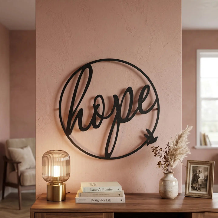 Zwarte metalen wanddecoratie 'Circle of Hope' met een vogel. Een inspirerend en warm welkom boven de sidetable in een moderne hal of entree.