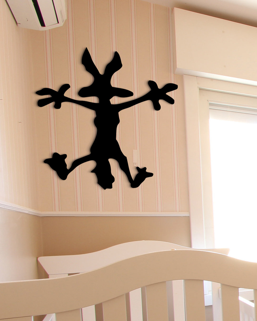 Vrolijke metalen wanddecoratie van Wile E. Coyote. Een schattige en speelse toevoeging voor aan de muur boven het ledikantje in de babykamer.