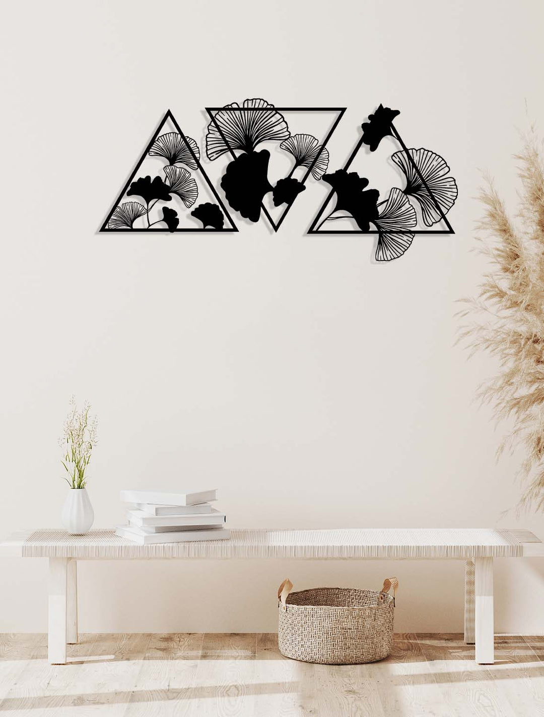 Zwarte metalen Ginkgo Biloba wanddecoratie set van 3. Creëert een prachtig en elegant contrast aan de muur in een zachte, witte hal of lichte Scandinavische entree.