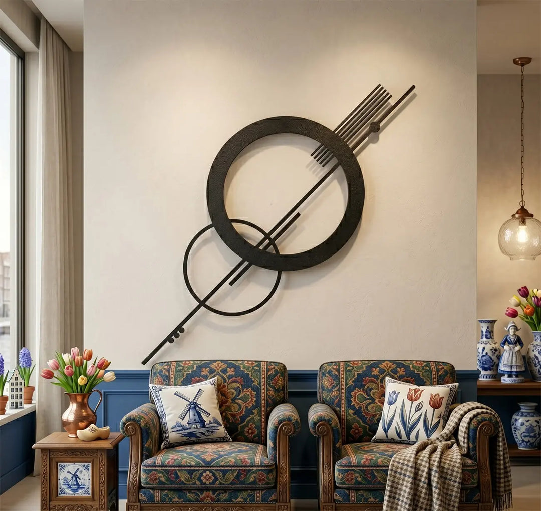 Geometrische orbit muurkunst van metaal in de woonkamer. De perfecte abstracte eyecatcher die strakke lijnen en ronde vormen combineert.