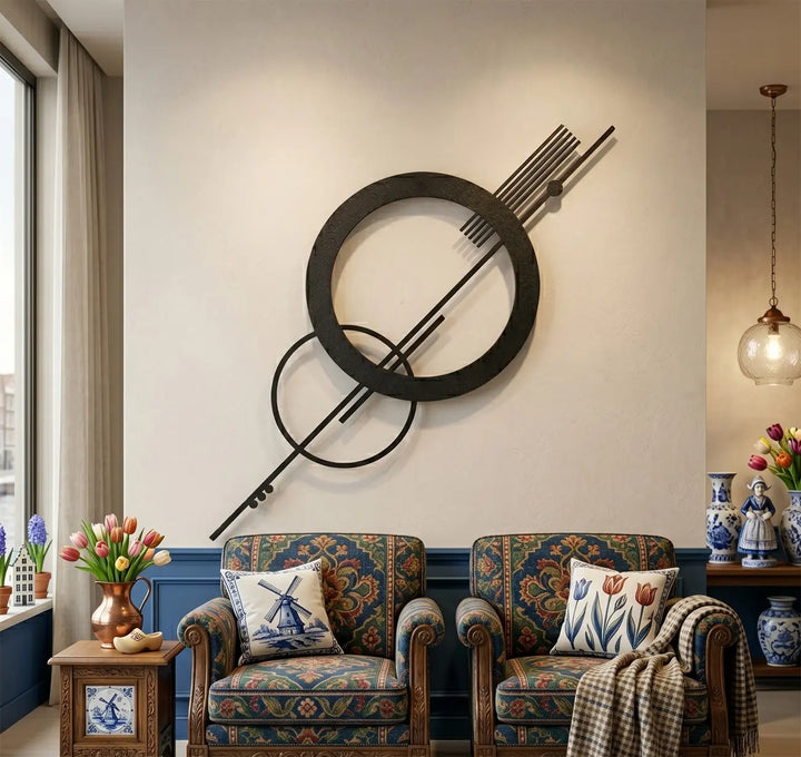 Geometrische orbit muurkunst van metaal in de woonkamer. De perfecte abstracte eyecatcher die strakke lijnen en ronde vormen combineert.