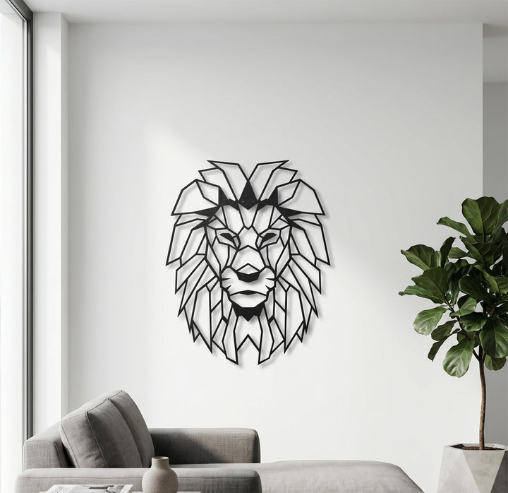 Zwarte metalen geometrische leeuwenhoofd wanddecoratie. Een krachtige en stoere eyecatcher voor aan de muur boven de bank in een moderne woonkamer.