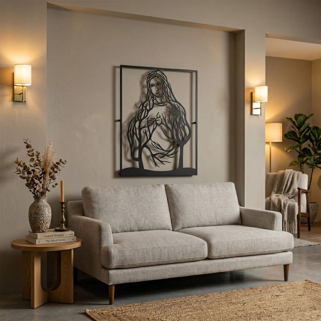 Prachtige Heilig Hart van Maria wanddecoratie van zwart metaal. Een spirituele en rustgevende christelijke eyecatcher boven de bank in de woonkamer.