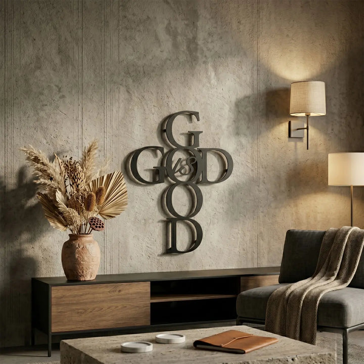 Zwarte metalen wanddecoratie met de tekst 'God is Goed' en een kruis. Een inspirerende en betekenisvolle eyecatcher voor in de woonkamer.