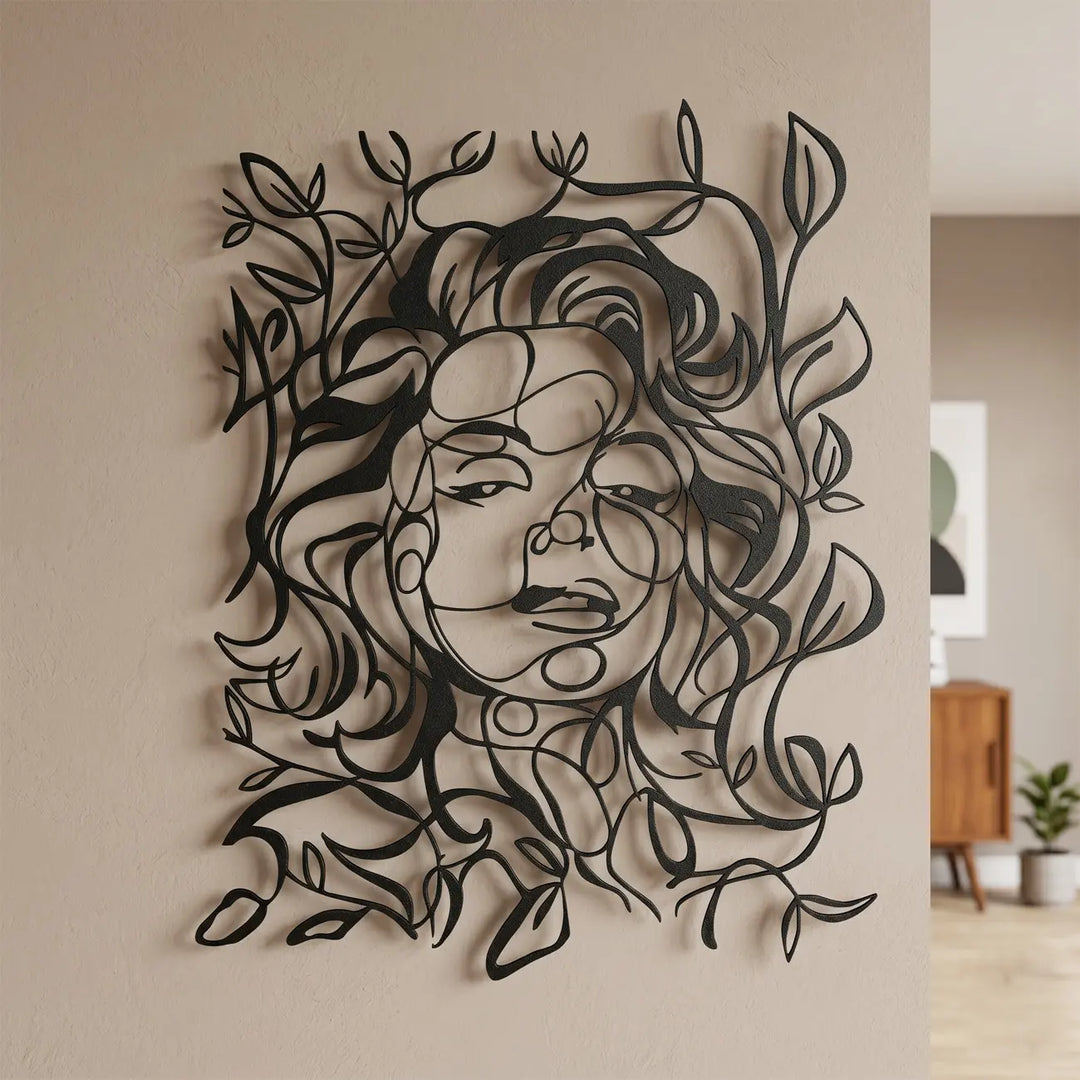 Abstracte botanische kunst in een moderne woonkamer. Elegant metal wall art serving as the ultimate focal point for modern luxury interior design.
