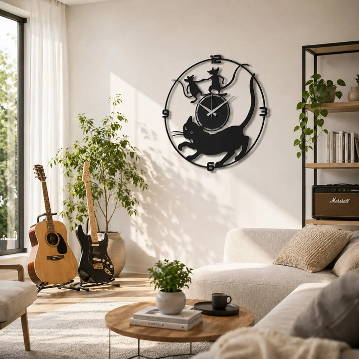 Speelse zwarte metalen wandklok met kat en muizen design in een gezellige woonkamer. Perfect voor dierenliefhebbers.