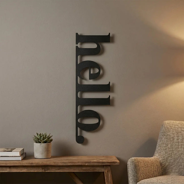 Verticale 'hello' wanddecoratie van metaal op een smalle muur in de woonkamer. Een speelse en stijlvolle toevoeging aan uw moderne interieur.