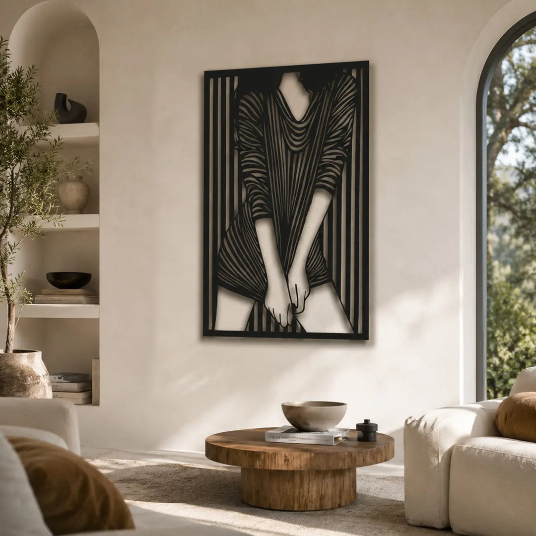Maak een luxueus en artistiek statement in je woonkamer met de 'Striped Muse'. Een elegant vrouwensilhouet van matzwart metaal