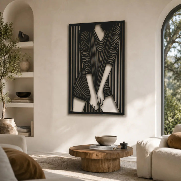 Maak een luxueus en artistiek statement in je woonkamer met de 'Striped Muse'. Een elegant vrouwensilhouet van matzwart metaal