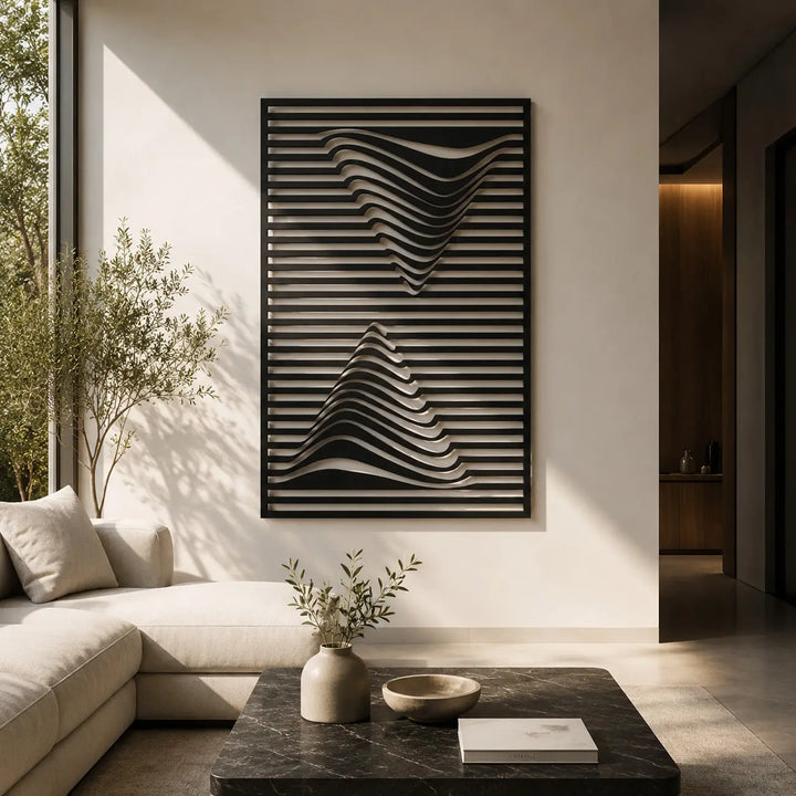 Zwarte abstracte metalen wanddecoratie Optical Wave, sfeervol hangend boven een bank in een moderne woonkamer.
