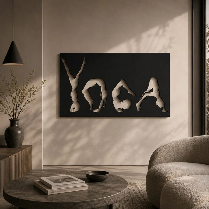 Zwarte metalen wanddecoratie met yoga houdingen en tekst, als rustgevende eyecatcher stijlvol hangend boven een comfortabele bank in een moderne woonkamer.