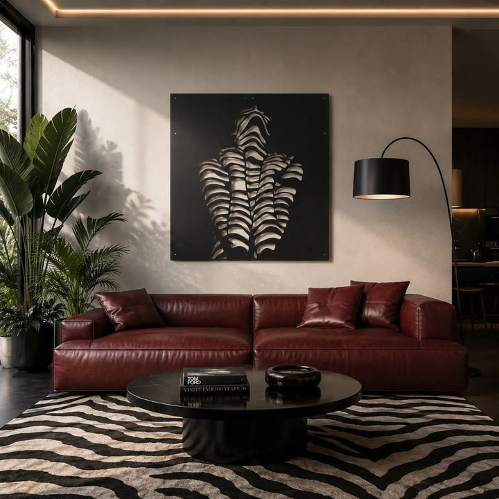 Maak een artistiek statement in je woonkamer met de 'Shadow Woman'. Deze abstracte metalen wanddecoratie zorgt voor een prachtig optisch effect boven de bank.