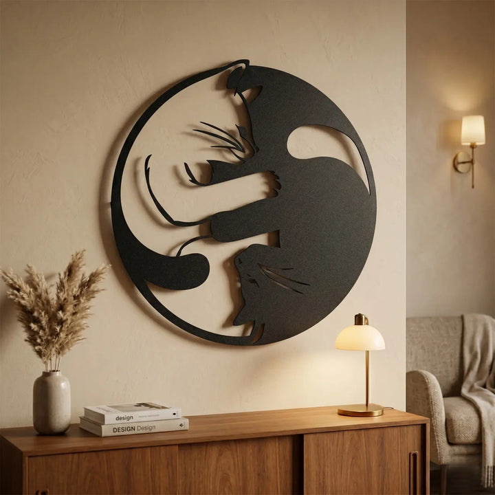 Zwarte metalen wanddecoratie van Yin en Yang katten in een moderne woonkamer. Breng harmonie en een rustgevende Zen sfeer in uw interieur.
