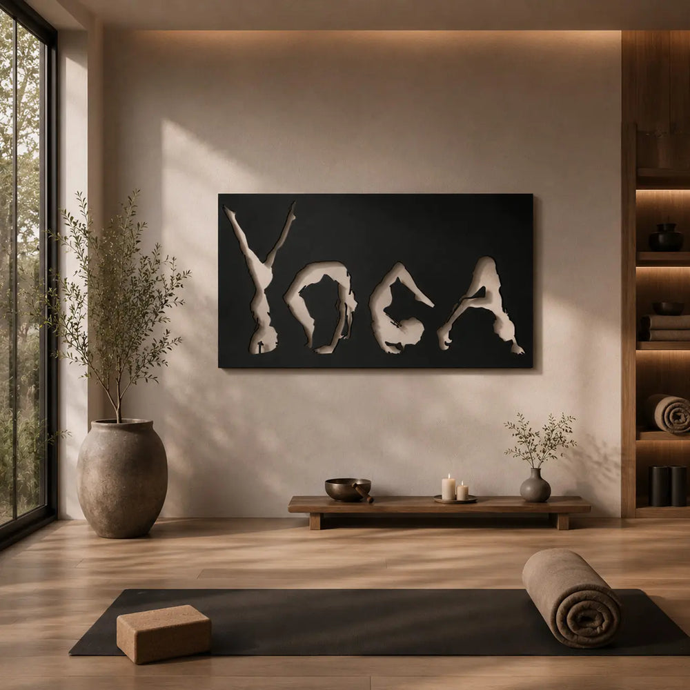 De zwarte metalen wandkunst met yoga asana's en tekst, als een inspirerende en professionele eyecatcher aan een lichte muur in een ruimtelijke yogastudio.