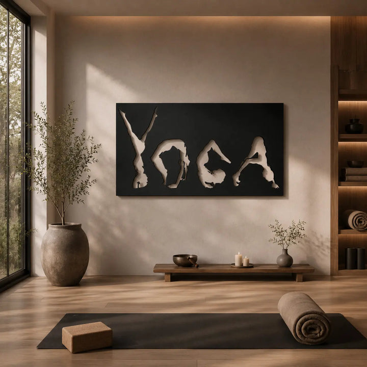 De zwarte metalen wandkunst met yoga asana's en tekst, als een inspirerende en professionele eyecatcher aan een lichte muur in een ruimtelijke yogastudio.