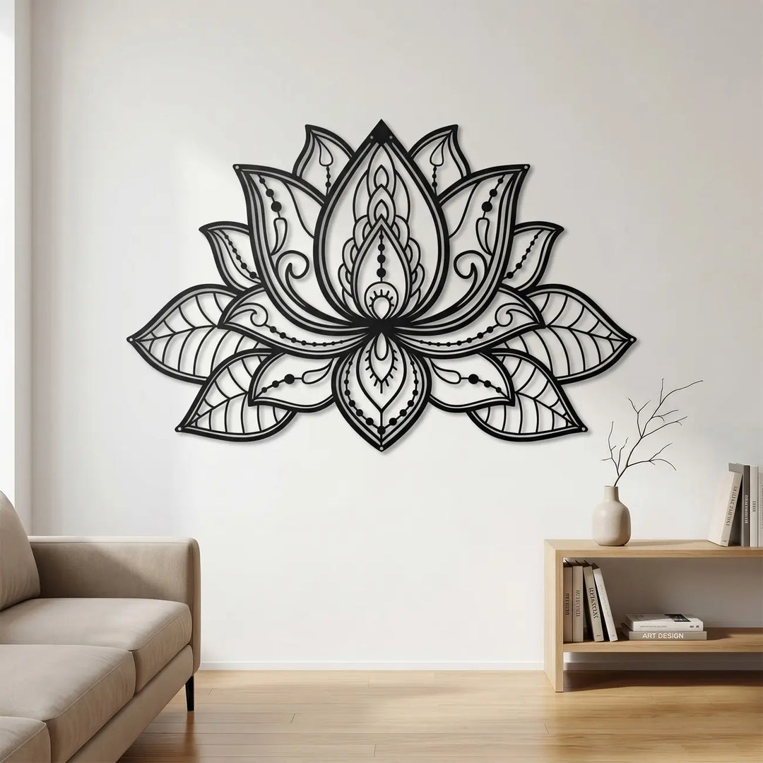 Sfeervolle zwarte metalen lotus wandkunst hangend boven een bank in een moderne woonkamer.