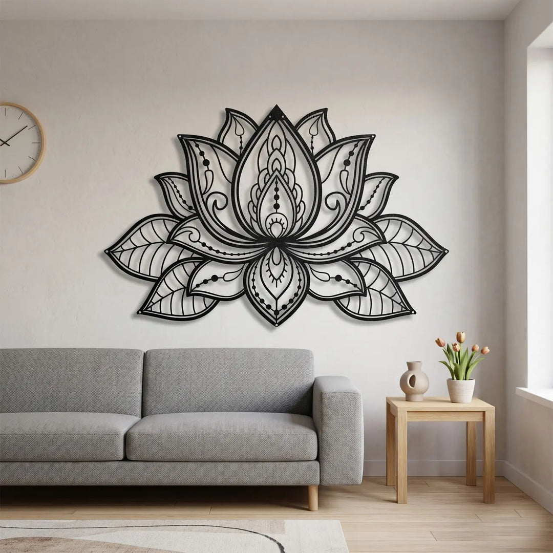 Sfeervolle zwarte metalen lotus wandkunst hangend boven een bank in een moderne woonkamer.