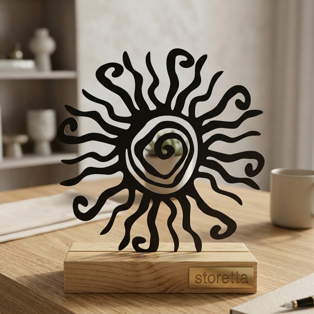Mystieke zon beeldje op sokkel met centrale spiraal voor dressoir, meditatieruimte of vensterbank.