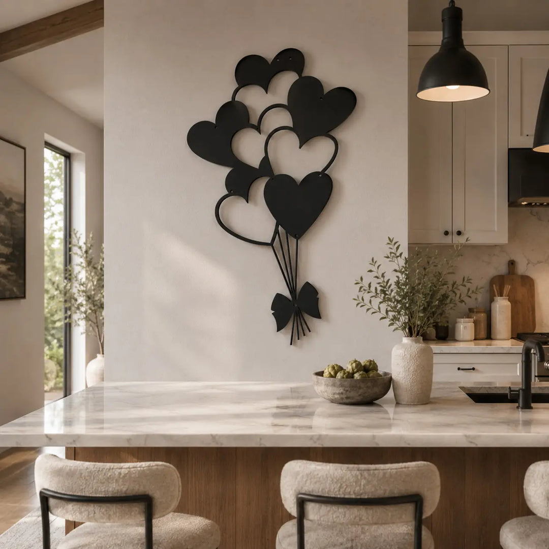 Zwarte metalen wanddecoratie met speelse hartjes ballonnen. Een liefdevolle en moderne toevoeging voor aan de muur boven het kookeiland in een gezellige familiekeuken.