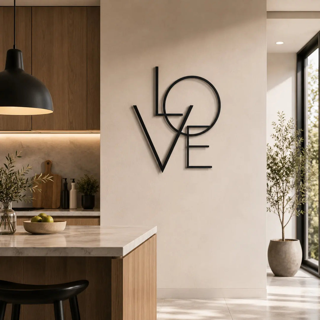 'Love' 3D metalen wanddecoratie in mat zwart, sfeervol opgehangen boven de eettafel voor een gezellige sfeer in de keuken.