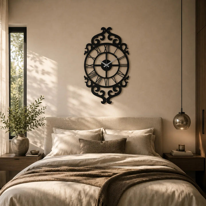 Klassieke 'Royal Baroque' metalen wandklok in mat zwart, sfeervol opgehangen als elegante blikvanger in de slaapkamer.