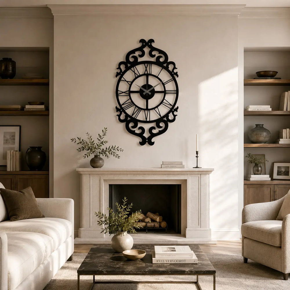 Klassieke 'Royal Baroque' metalen wandklok in mat zwart, een stijlvolle vintage blikvanger voor aan de muur in de woonkamer.
