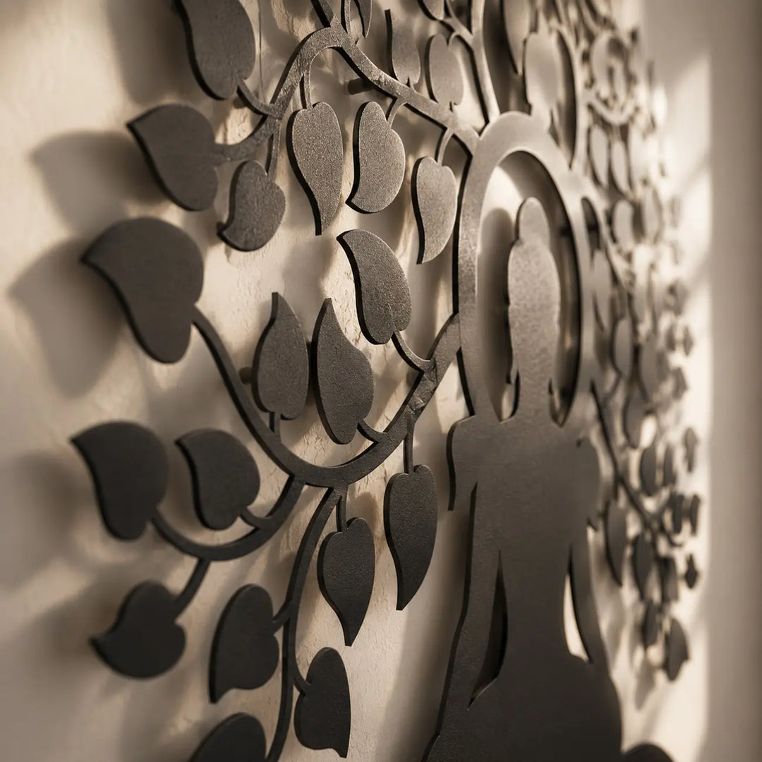 Detailopname van de matzwarte metalen Boeddha wanddecoratie, die de strakke afwerking en het zwevende 3D-schaduweffect op de muur toont.