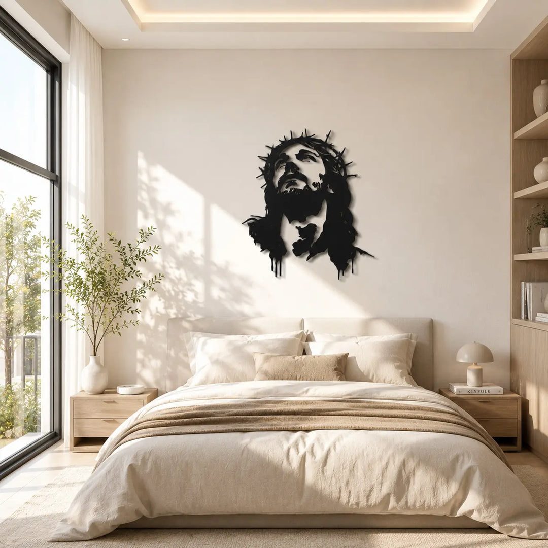 Zwarte metalen wanddecoratie van Jezus met doornenkroon. Een minimalistisch en religieus kunstwerk dat rust en bezinning brengt in uw gebedshoek of slaapkamer.